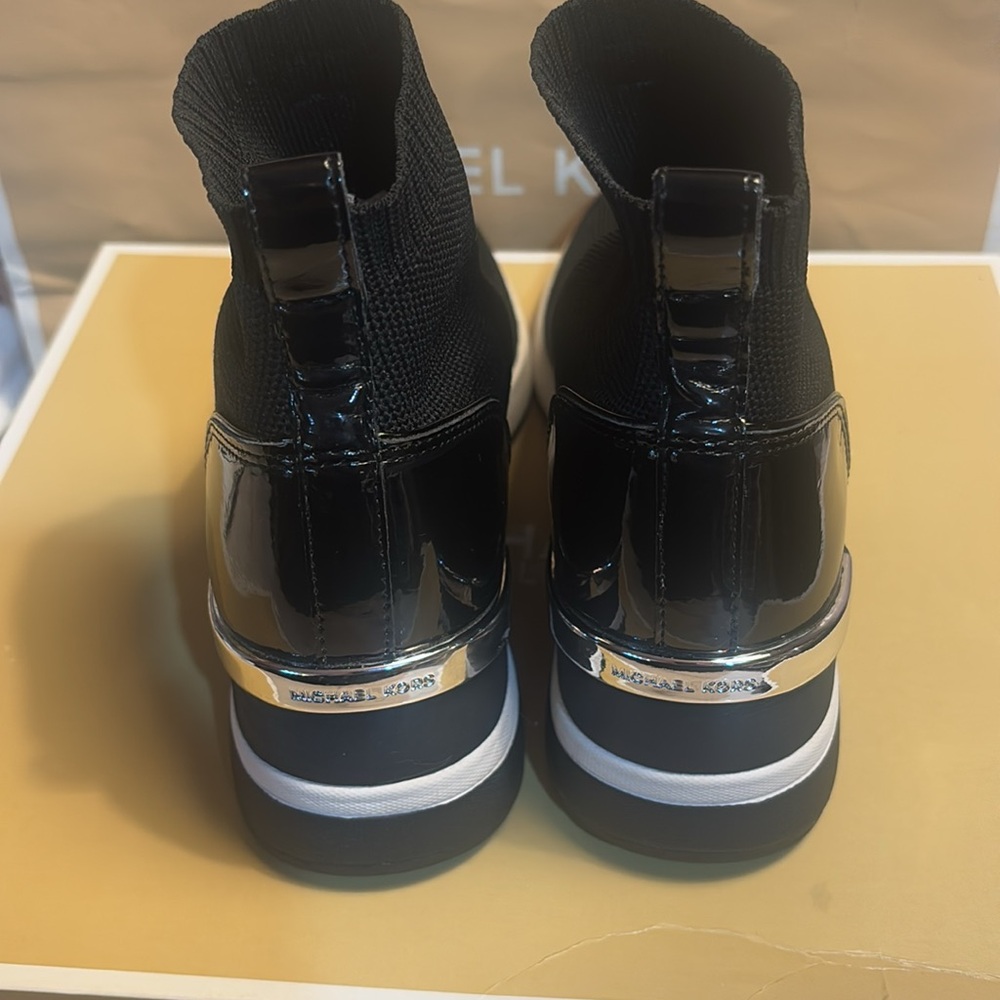 MICHAEL KORS SKYLER BOOTIE - Picture 4 of 11
